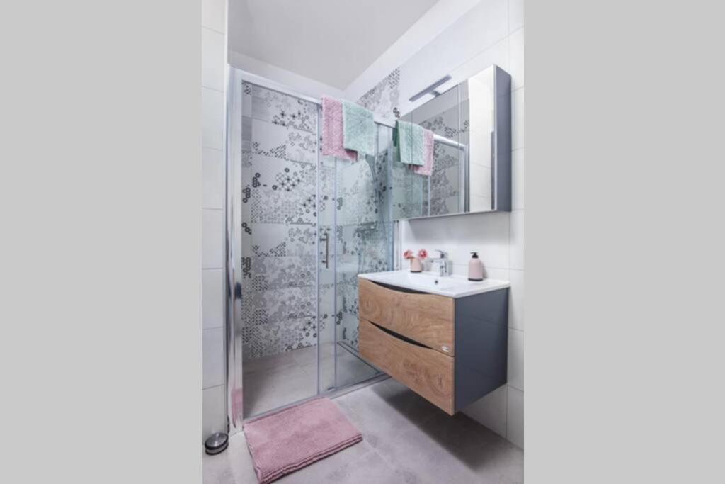 Modern With Balcony & Private Parking 5 Min From Amphitheater *
