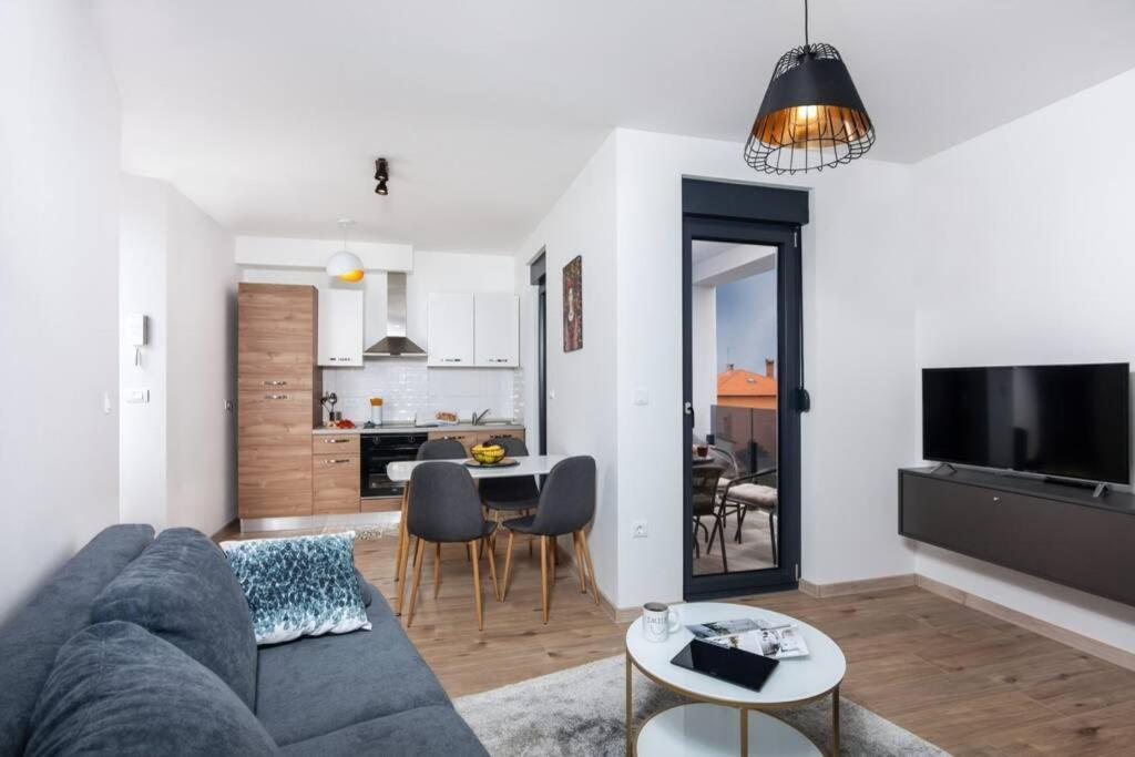 Apartmán Modern With Balcony & Private Parking 5 Min From Amphitheater