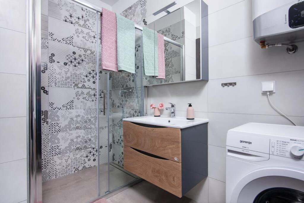 Apartmán Modern With Balcony & Private Parking 5 Min From Amphitheater