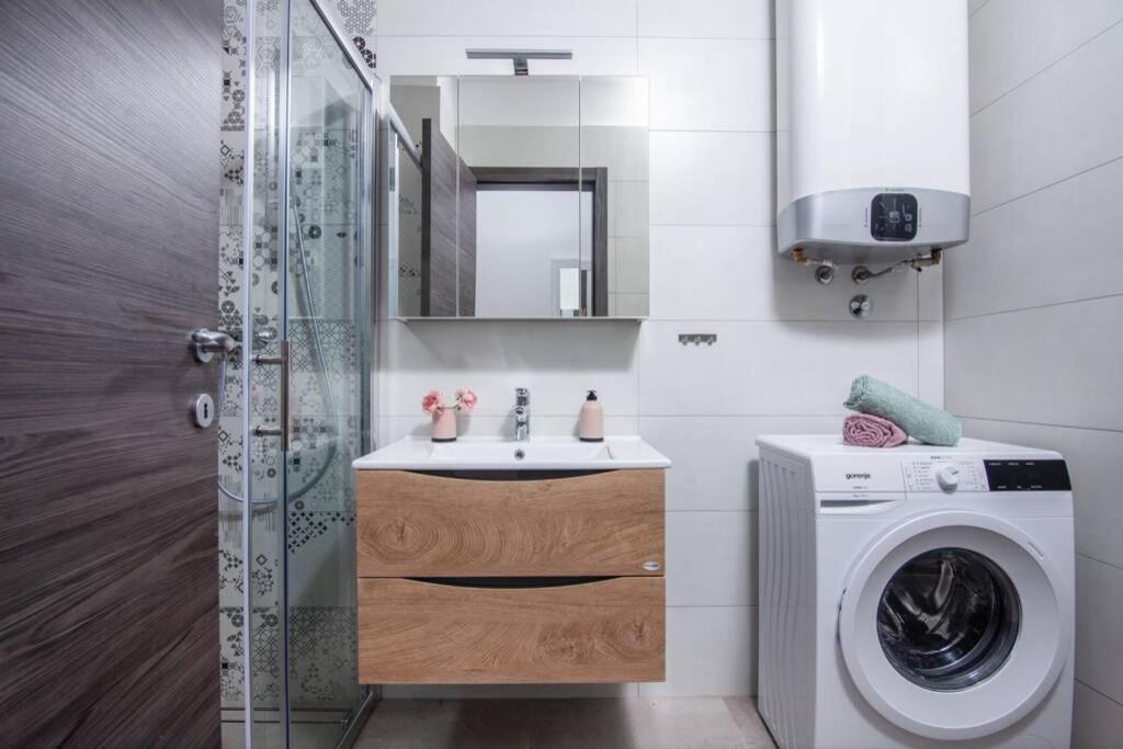 Apartmán Modern With Balcony & Private Parking 5 Min From Amphitheater *